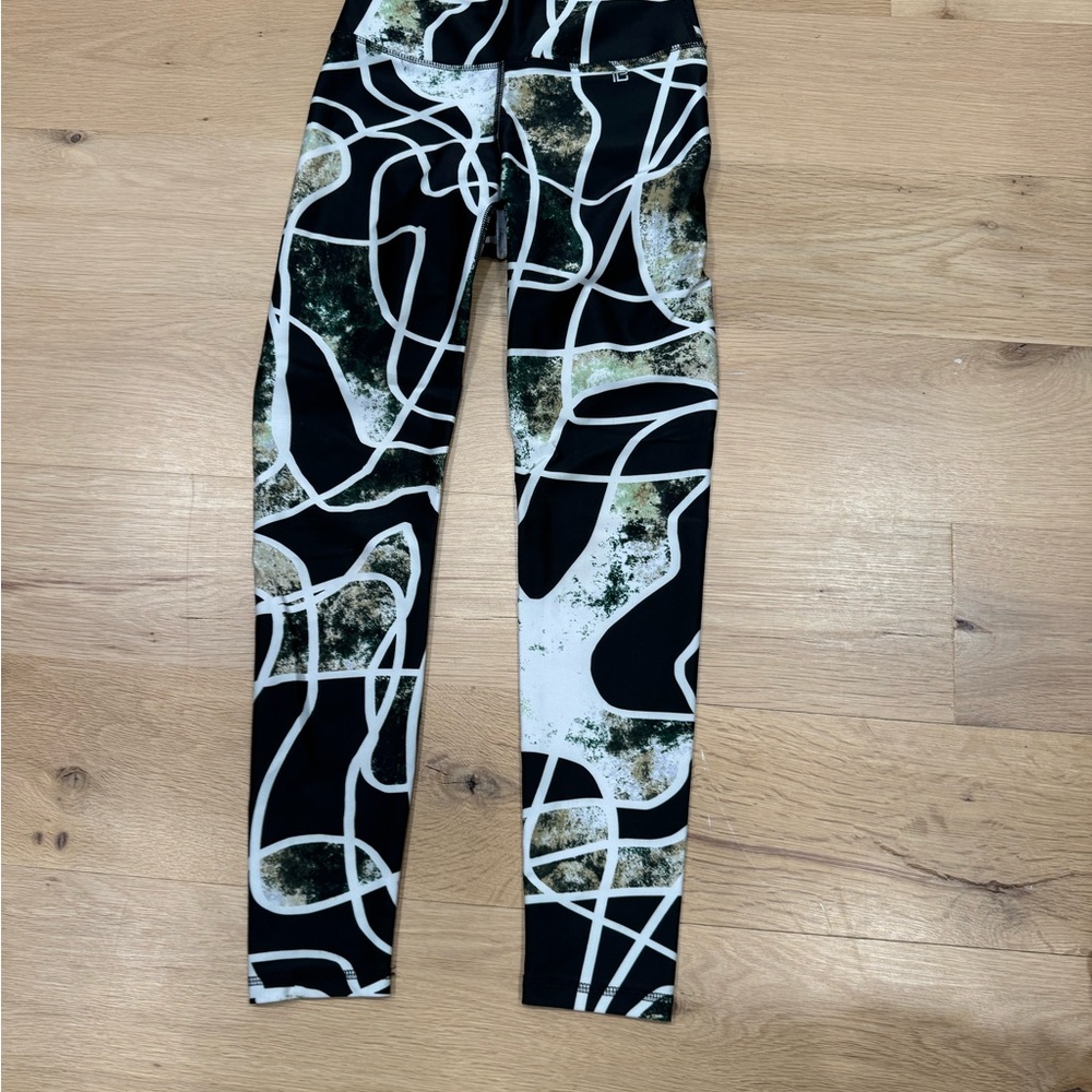 BODY LANGUAGE Patterned Leggings - Picture 2 of 6